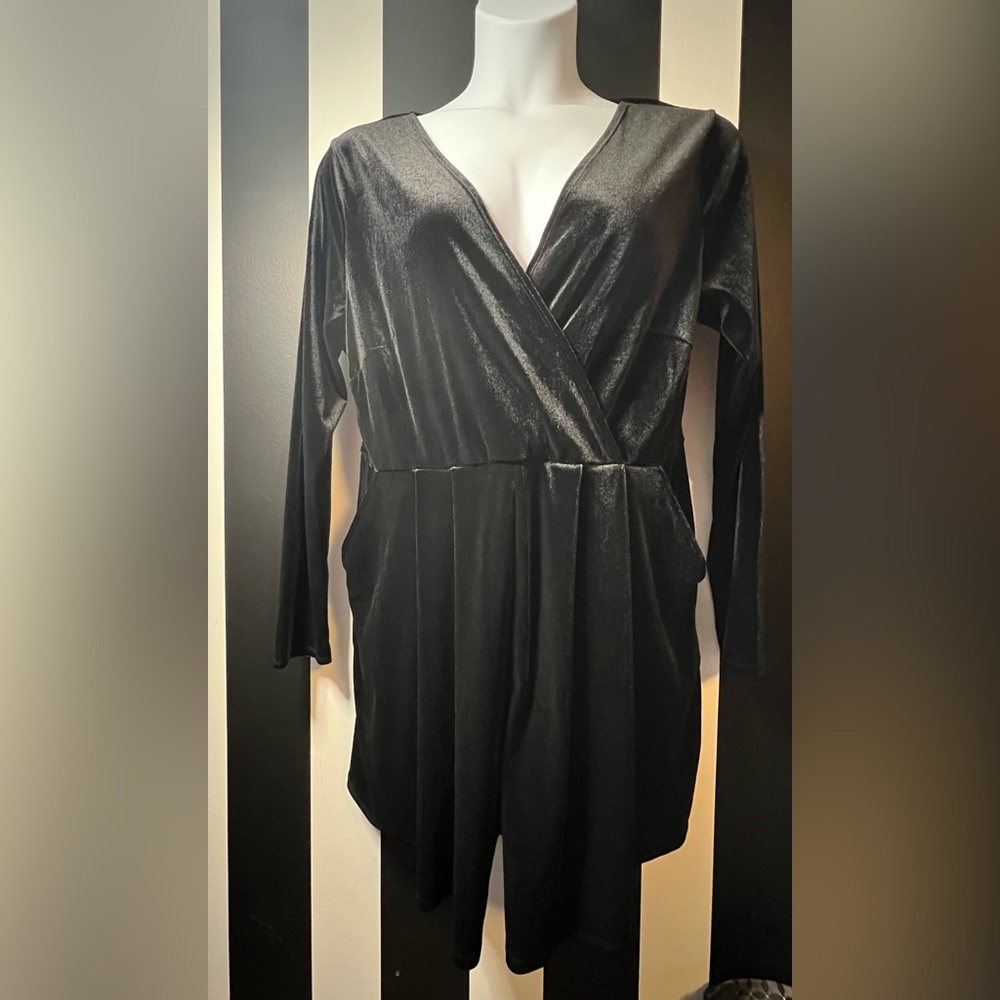 Forever 21 Plus Black Velvet Faux Wrap Long Sleeve Romper with Pockets; Sz 1X